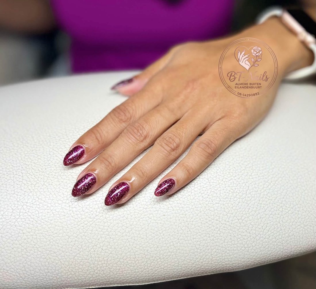 Amandelnagels met donkerroze berry glitter