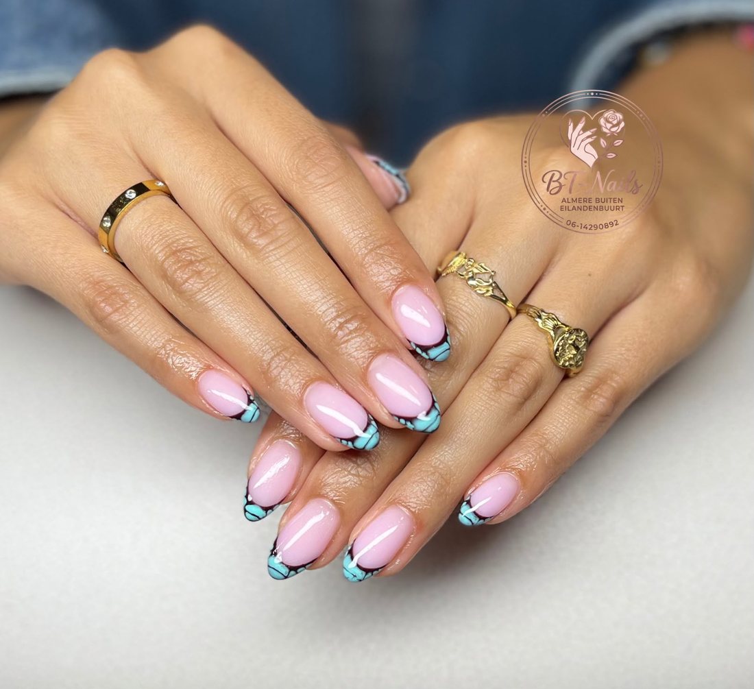 Roze nude nagels met lichtblauwe French tips in vlindervleugelpatroon