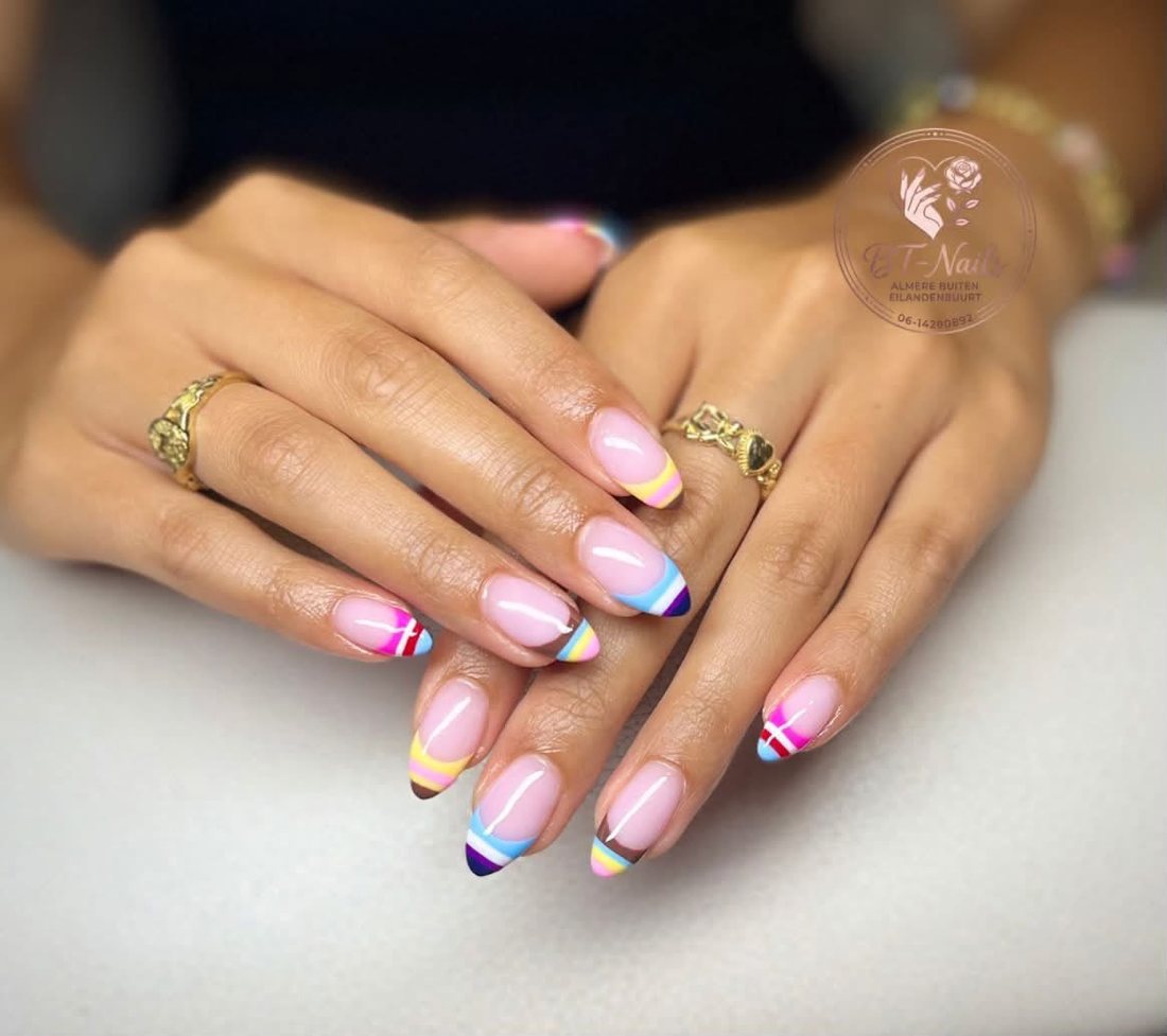 Amandelnagels met French tips in regenboogstrepen