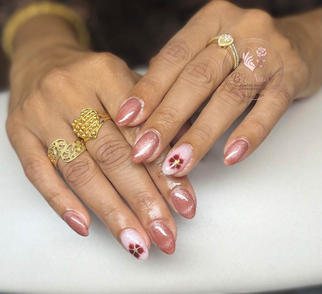 Rosé cat eye nagels met handgeschilderde bloem
